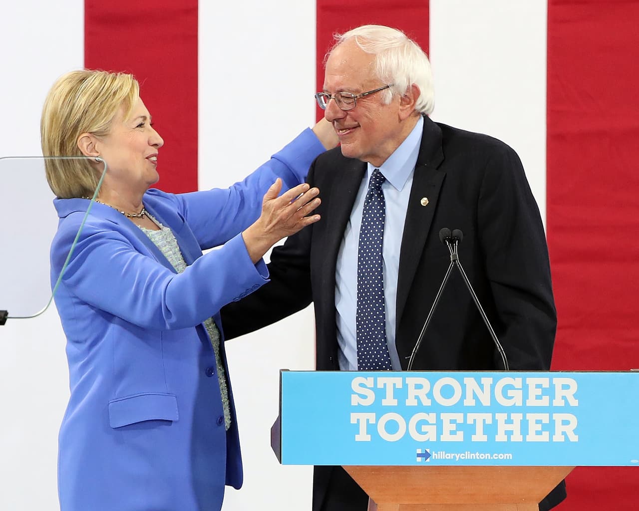 "Esto refleja cuánto más divertida será la elección ahora que estamos del mismo lado", dijo Clinton a Sanders.