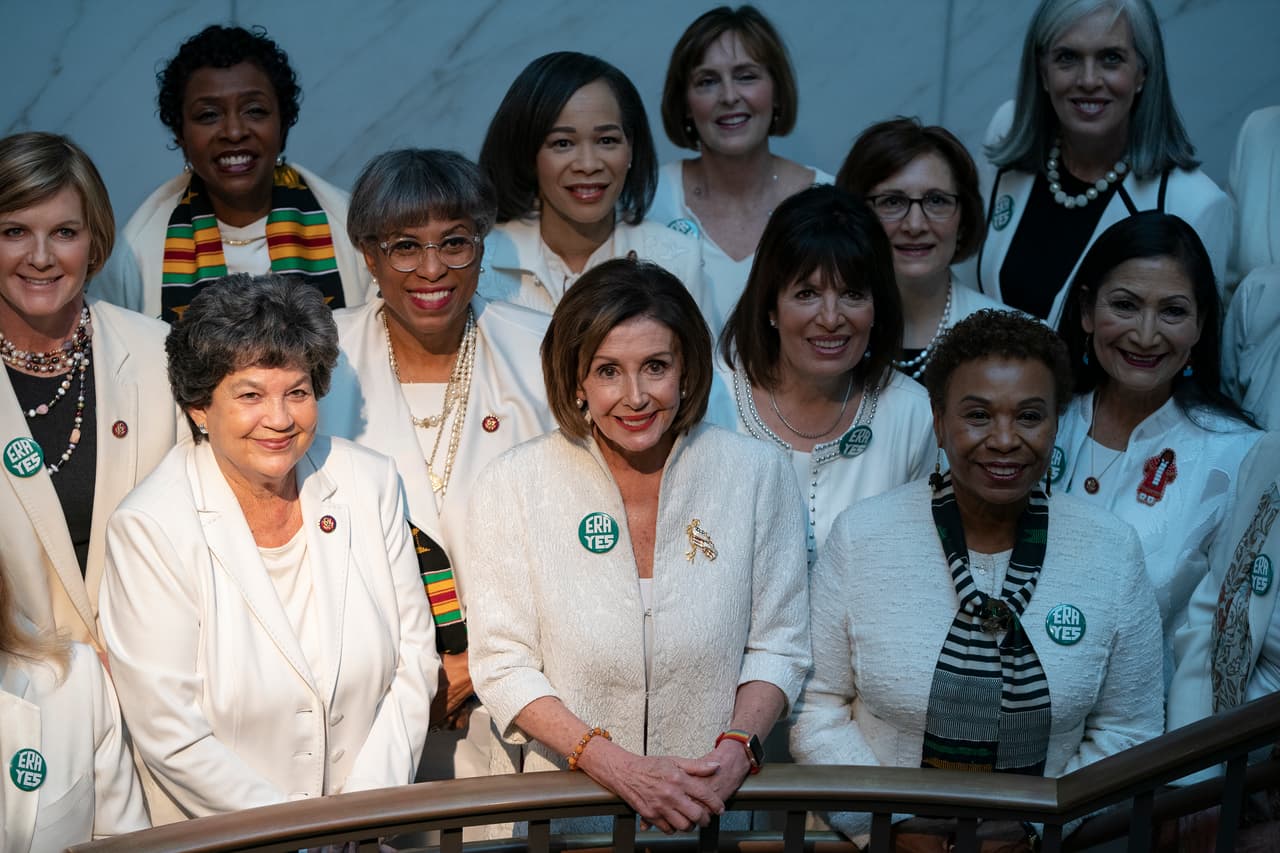 Nancy Pelosi, presidenta de la Cámara de Representantes, posa junto a las integrantes de Caucus de Mujeres Demócratas, unas horas antes del comienzo del discurso.