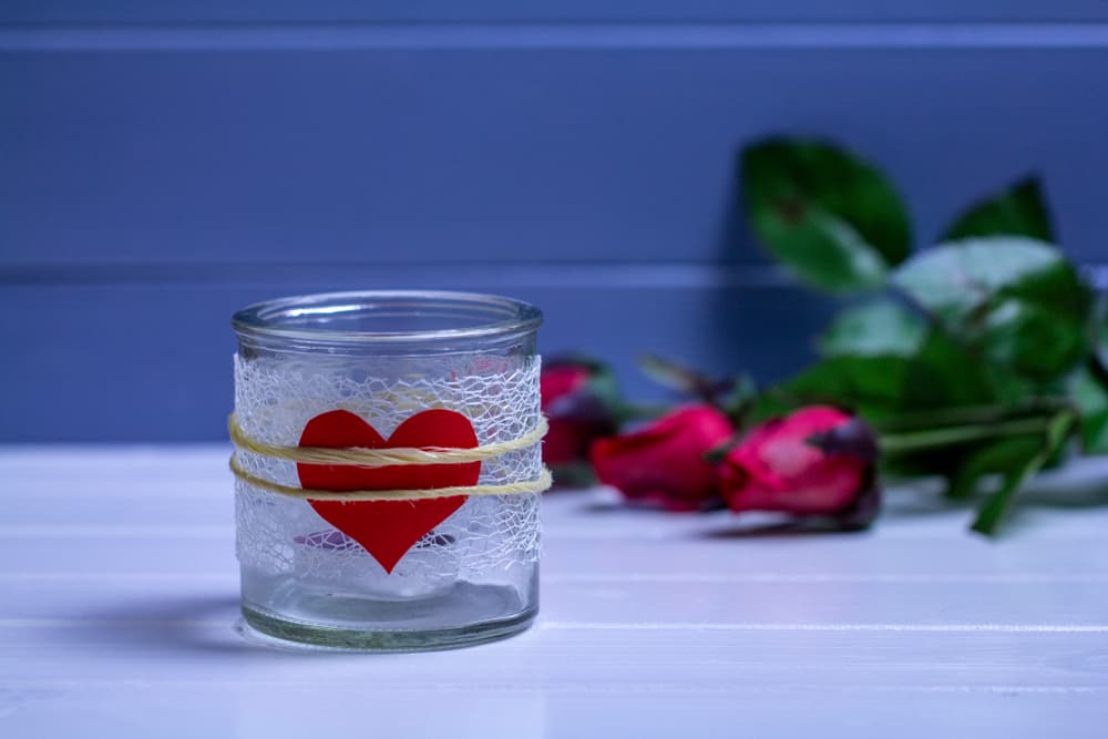 Sabemos que las velas son parte importante dentro del esoterismo, y cada color puede ayudarnos a atraer algo en particular. En esta ocasión, queremos amor, por lo que el color rojo siempre será importante.