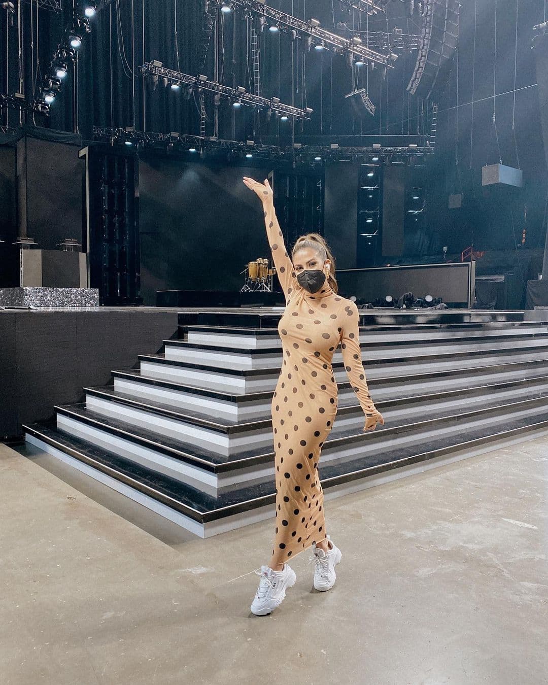 No hay ritmo al que nuestra conductora y reportera se resista, así que sería una magnífica representante.