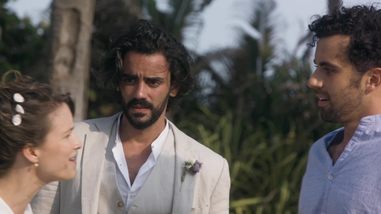 En la ficción, el personaje de Amozurrutia hace pareja con 
<b><a href="https://www.univision.com/famosos/la-actriz-que-da-vida-a-leonora-en-cuna-de-lobos-lucha-a-diario-para-vencer-la-timidez-fotos" target="_blank">Leonora Navarro (Paulette Hernández)</a></b> y 
<b><a href="https://www.univision.com/shows/cuna-de-lobos/jose-pablo-minor-de-mister-mundo-a-actor-de-telenovelas-fotos" target="_blank">Miguel Terranova (José Pablo Minor)</a></b>. 
<br>