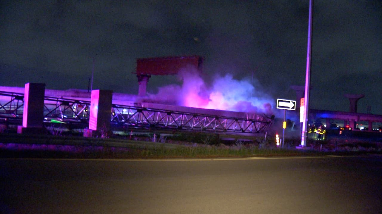 Según Bomberos de San Antonio, el conductor perdió el control del camión y lo chocó contra un señalamiento, causando el incendio del motor.