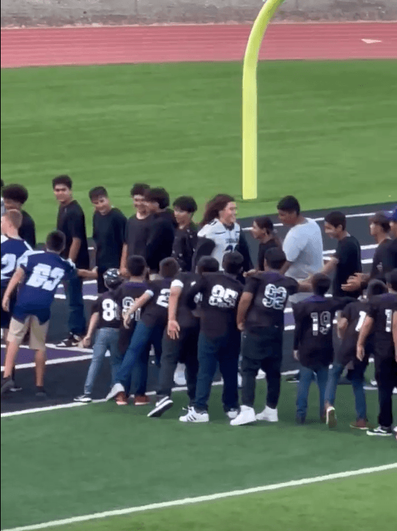 El pasado viernes 19 de agosto, la actriz asistió la presentación de los jugadores del equipo y compartió orgullosa la entrada triunfal de su hijo.
<br>