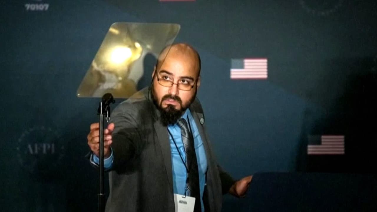 Despiden a operador de teleprompter de Trump, por caso relacionado a apuestas, así la historia