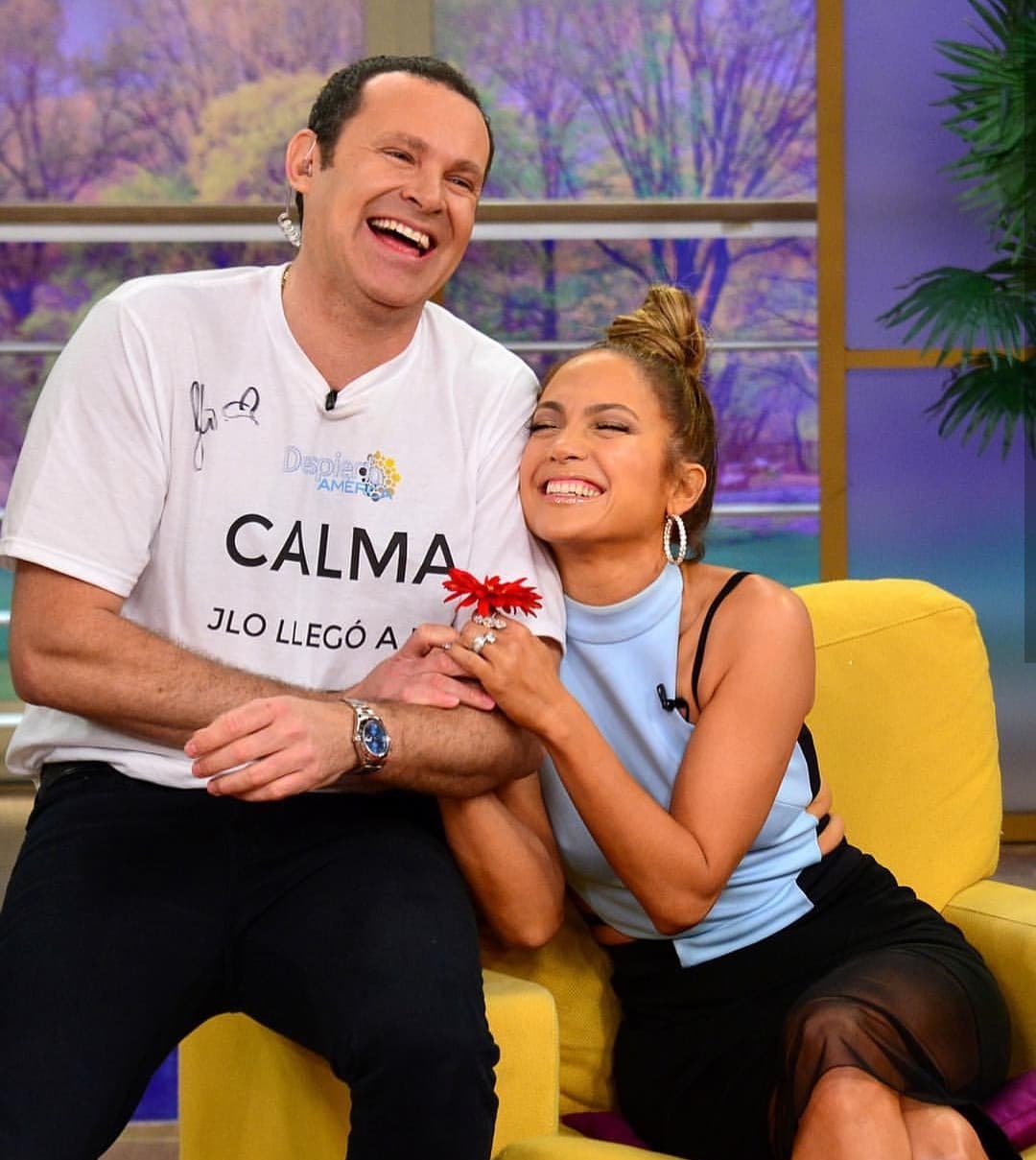 JLo sacudió a Despierta América en el año 2015. Durante su visita, todos los fans en el estudio se mostraron muy emocionados. Alan Tacher, fue uno de los fanáticos que perdió la calma al estar cerca de la ‘Diva del Bronx’. En un reciente ‘TBT’ o ‘jueves de recuerdo’ Alan señaló que es uno de los grandes momentos en su trayectoria en Despierta América.
<br>
