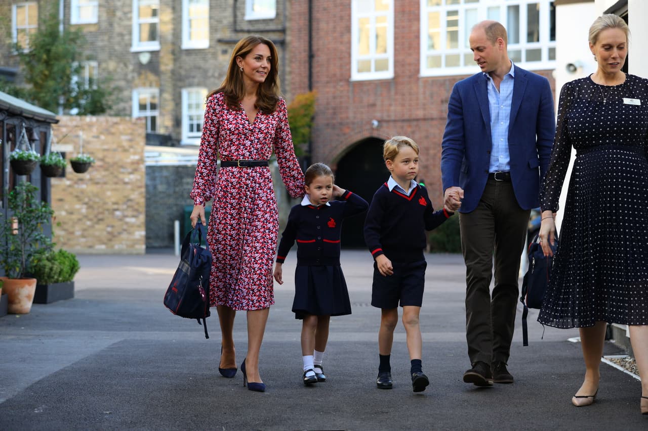 El diario británico señala que la pequeña princesa fue conducida a una entrada lateral de la escuela mientras otros niños acompañados por sus padres entraron por el frente.
