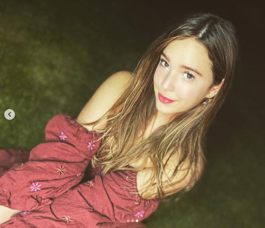 Sin embargo, poco a poco con su carisma y talento Mía Rubín escribe su historia en los escenarios musicales y los sets de televisión y cine.