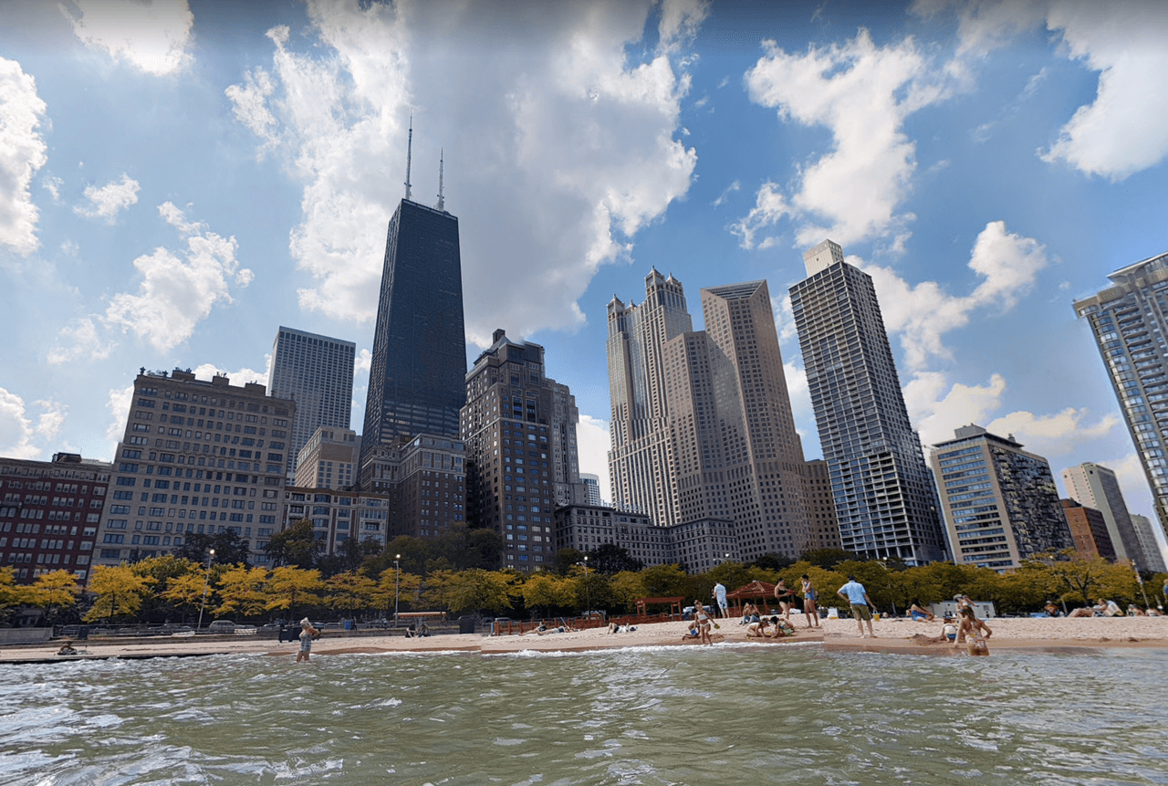 <b><a href="https://www.chicagoparkdistrict.com/parks-facilities/oak-street-beach" target="_blank">Oak Street Beach </a></b>
<br>Este espacio es popular por su vista a los rascacielos de la ciudad. Se reconoce por tener opciones de entretenimientos, un café que ofrece opciones de comida y bebidas, alquileres y más. La playa también es hogar de varios torneos de volleyball.