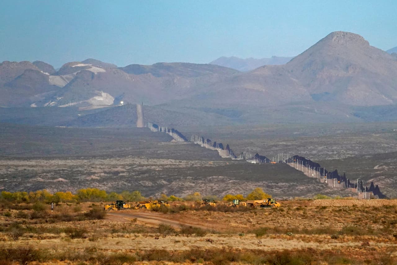 La cicatriz en el desierto cerca de Douglas, Arizona. La construcción de vallas avanza mucho más lentamente en Texas, donde la mayor parte de la frontera está en manos privadas y debe adquirirse mediante expropiaciones.