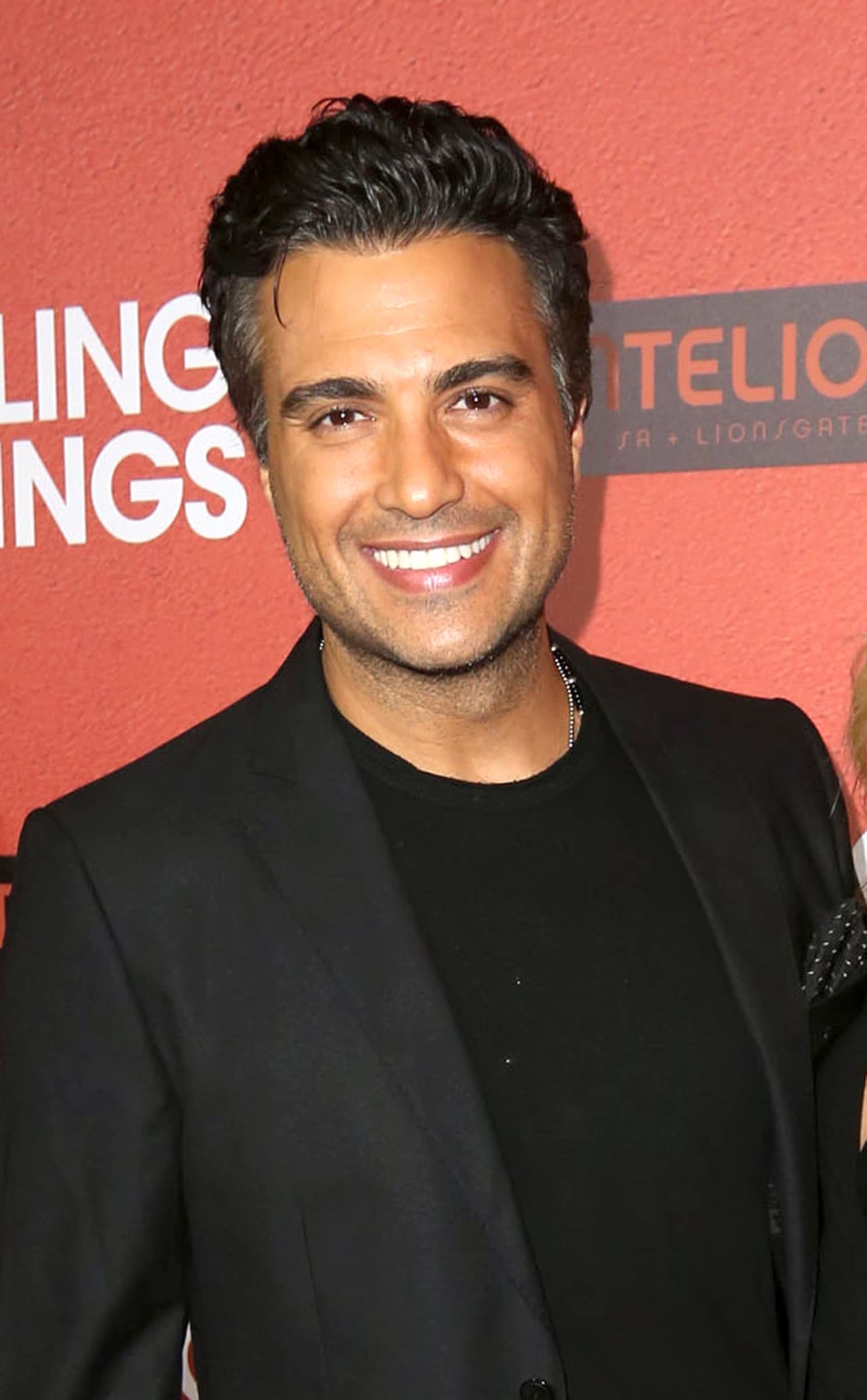 "También podrán saber qué se siente estar en un día de filmación en mi propio programa, 
<b><a href="https://www.youtube.com/watch?v=9mWl0JzfCTg" target="_blank">'Broke'</a></b>. Quiero que la gente tenga 
<b><a href="https://www.univision.com/shows/despierta-america/para-jaime-camil-este-dia-es-especial-y-el-mismo-conto-la-razon-en-despierta-america-video" target="_blank">esa cercanía conmigo</a></b>", comentó Camil.