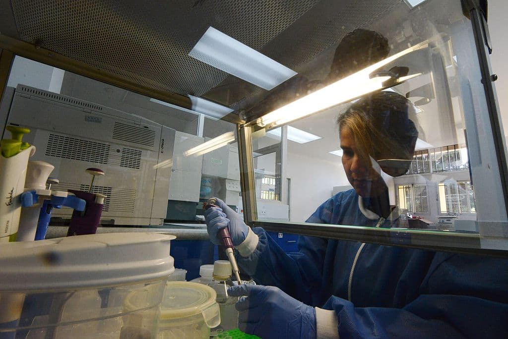 El tipo de prueba de detección que se aplique dependerá de si la persona presenta síntomas o no.