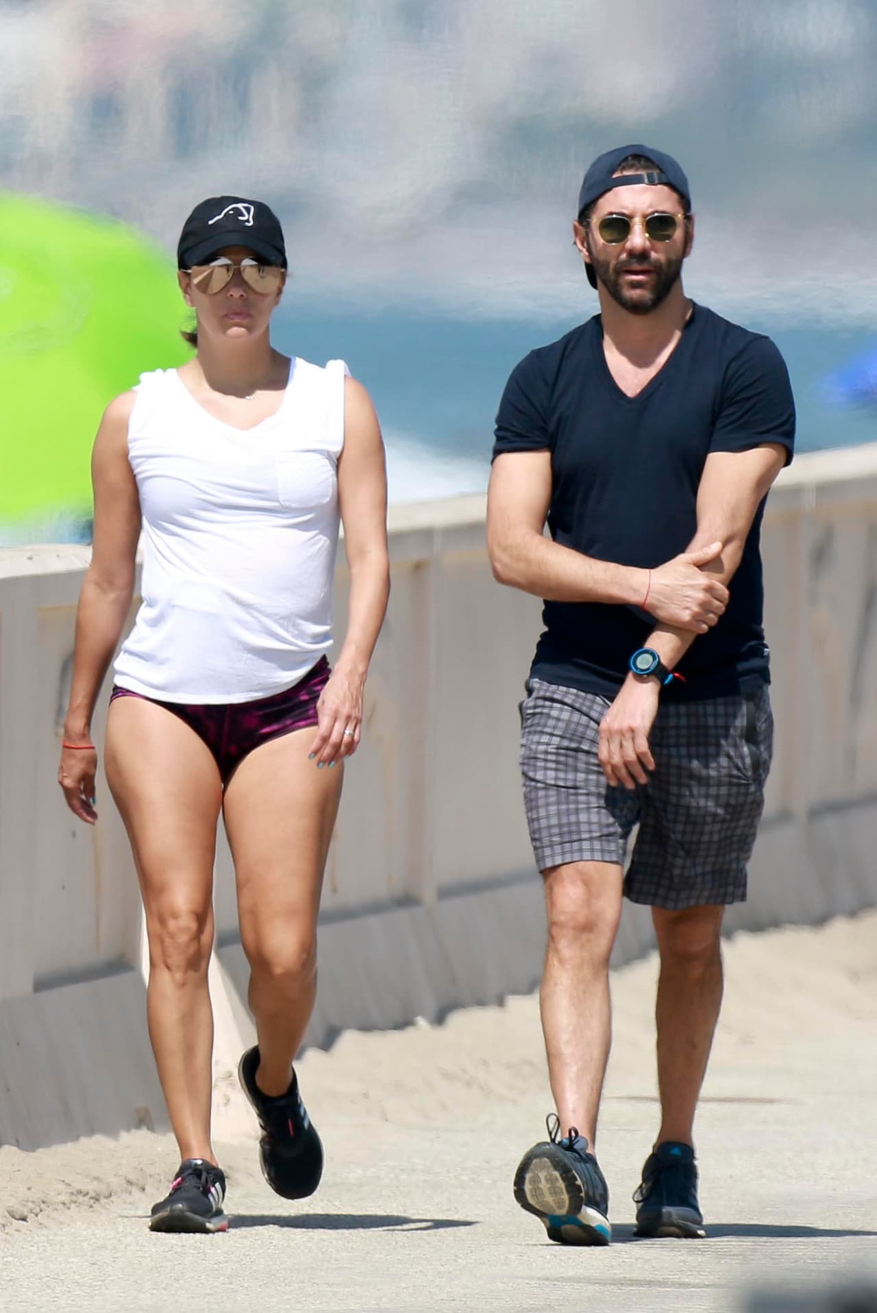 Dieron una larga caminata a la orilla del mar.