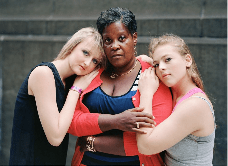 Hunter, Margaret y Abigail en Nueva York en 2013, en otra imagen de la serie Touching Strangers.