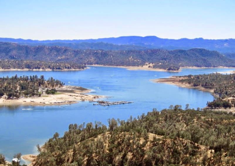 <b>El lago <a href="https://goo.gl/maps/zD31Y964FCRHFw4B7" target="_blank">Nacimiento</a></b> se encuentra en el condado de Monterey a 20 millas al noroeste de Paso Robles y tiene una profundidad de 200 pies y 165 millas de orilla. Este lago es considerado como el favorito de los aficionados a la pesca, puesto que aquí se halla los mejores peces nativos de agua tibia como róbalos y lobinas. En el lado este del lago se encuentra la única marina y las áreas de camping cuentan con baños y duchas. 
<b>La entrada a este paisaje lacustre cuesta $12 dólares por vehículo si vas por el sentido norte, y $15 si ingresas por el sector sur.</b>