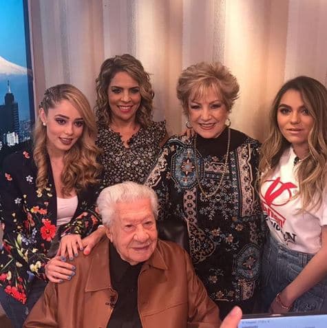 López Tarso y la actriz visitaron la cabina de radio del programa conducido por la periodista Maxine Woodside para hablar de la obra 'El Cartero'.