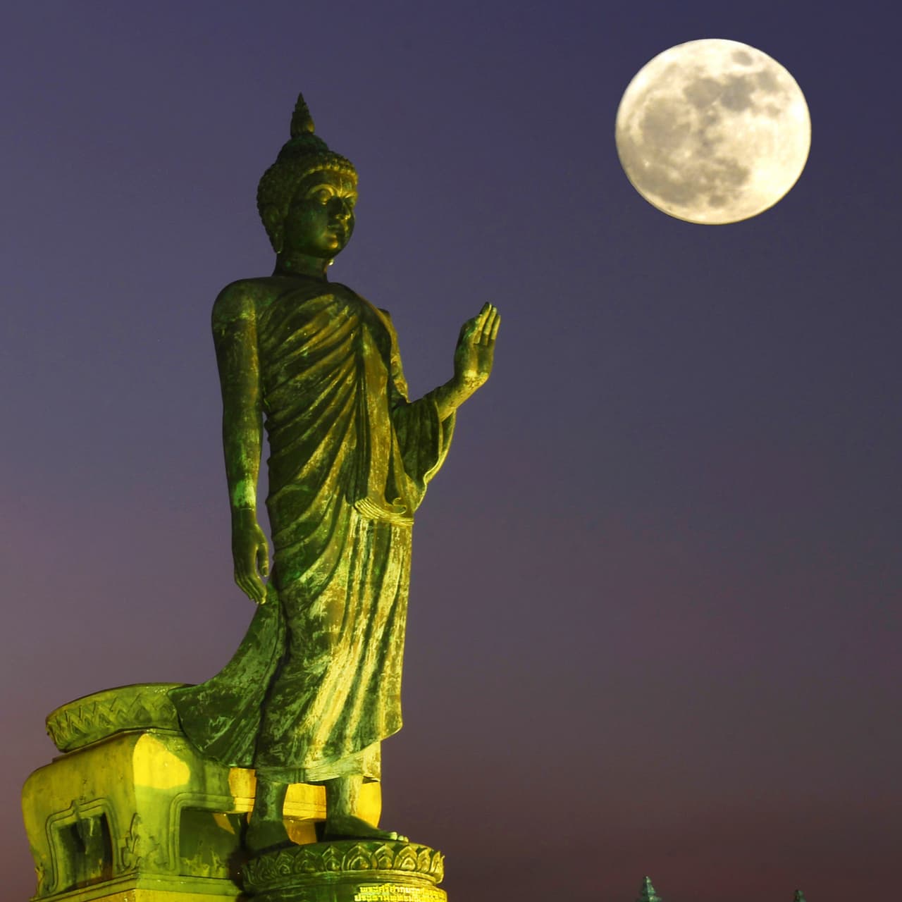 Según la tradición en la Luna de Wesak el Buda mismo regresa a la Tierra para impartir su bendición, e iluminar las mentes ofreciendo conocimiento a iluminación, sabiduría y compasión a todos los seres vivientes.
<br>