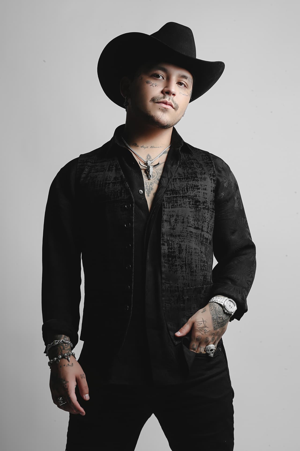 <h2 class="cms-H2-H2"><b>Christian Nodal</b></h2>
<br>El género regional mexicano estará representado por este cantante ganador de tres Latin GRAMMY y que este año está nominado a Mejor Álbum de Música Ranchera/Mariachi y Mejor Canción Regional Mexicana.
<br>
