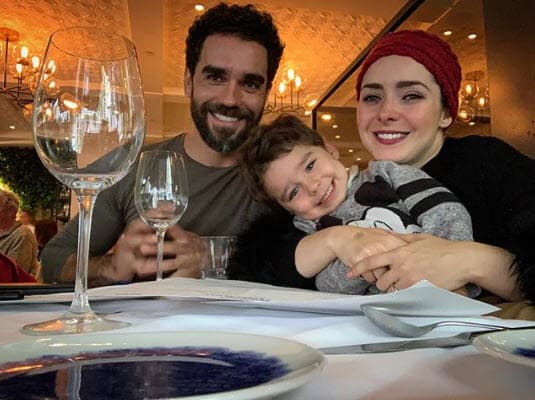 Ariadne reveló dos de los factores por los que han pospuesto su boda: “Fuimos a Vallarta, fuimos a la iglesia, te piden una lista interminable de documentos y luego me dicen: ‘¿Por qué se quieren casar en temporada de huracanes?'", explicó durante una entrevista para el programa 'De Primera Mano' en junio pasado.