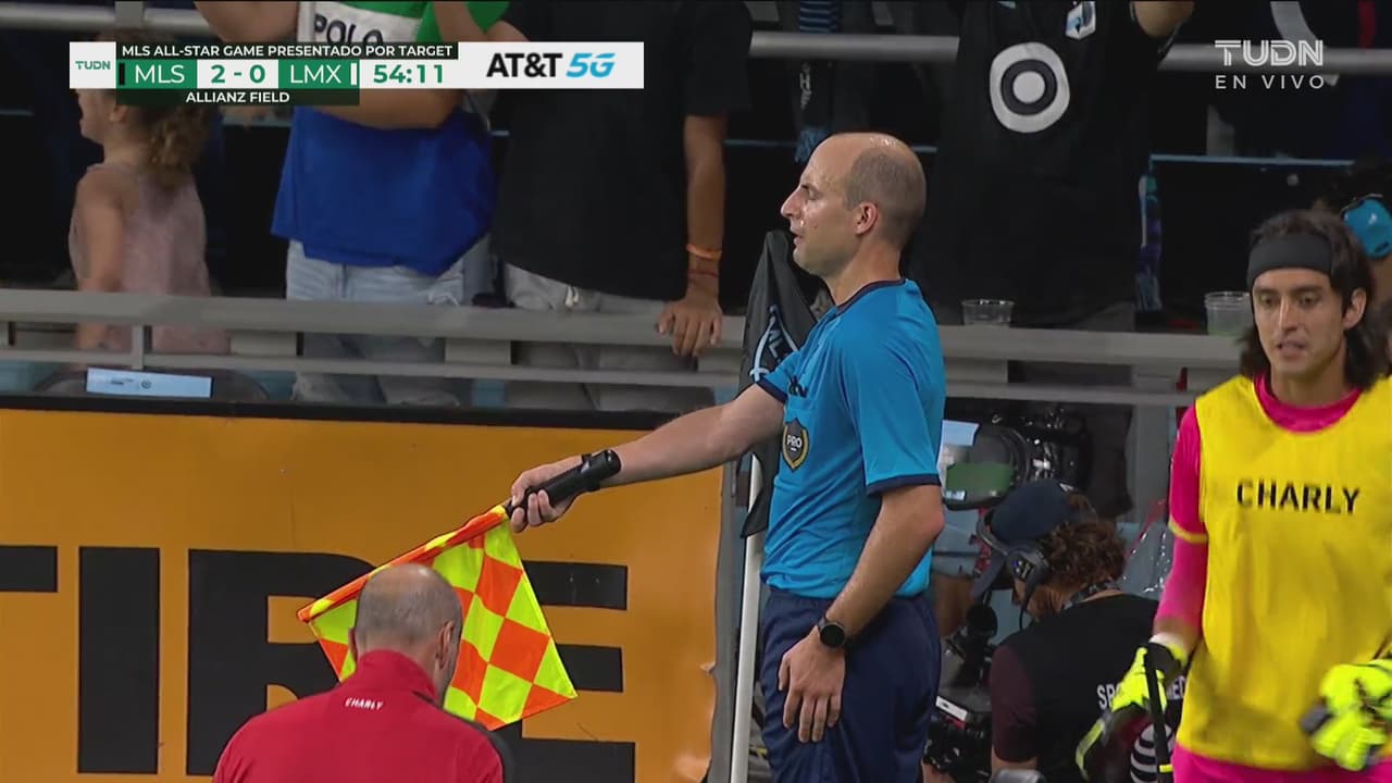 ¡Apagan el grito de gol! Arriola la manda al fondo y marcan offside