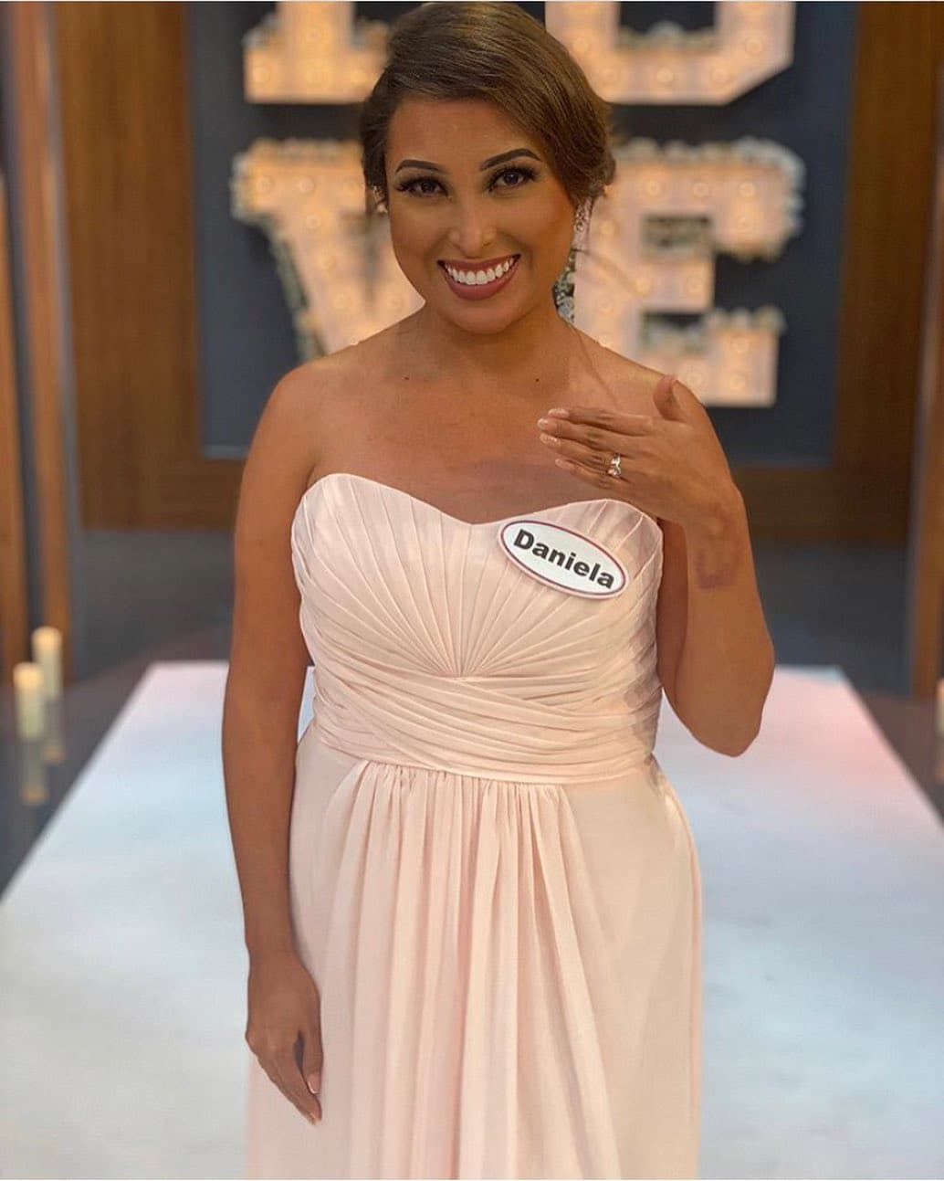 La emoción de Daniela era evidente tras recibir el arreglo floral y el nombre de Darwin lo mantuvo en su mente, más tarde se pudieron reencontrar para conocerse aún más.