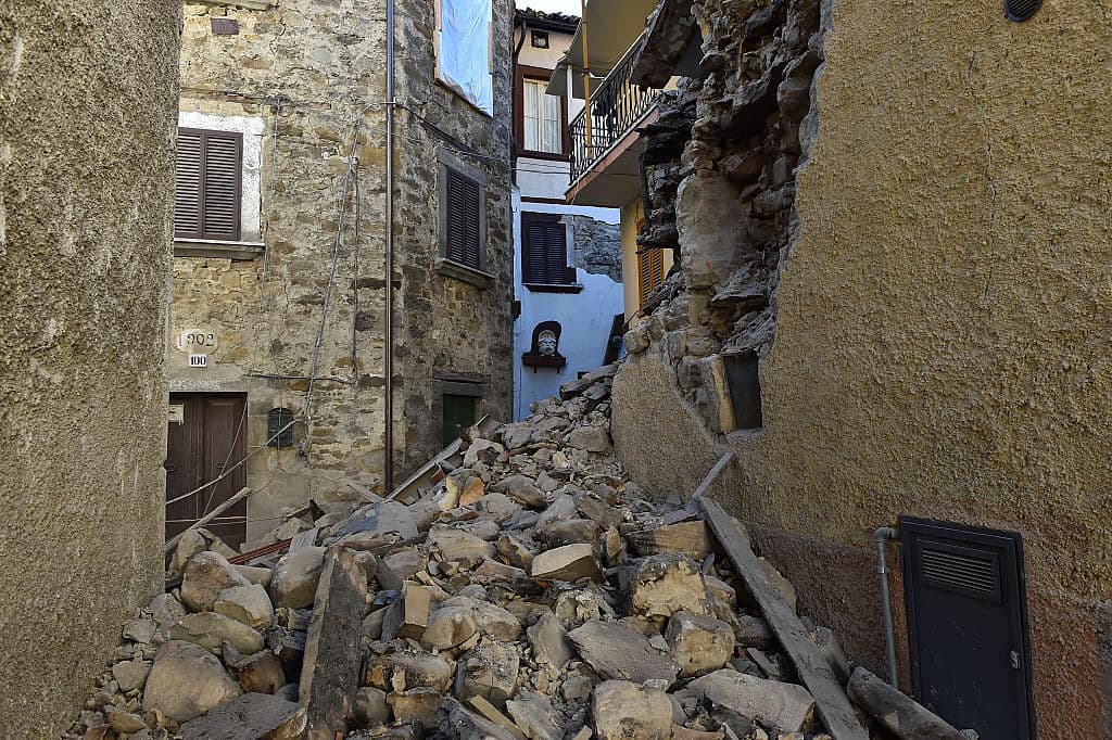 Otra imagen de los graves daños a la infraestructura causado por el fuerte terremoto del domingo en Italia