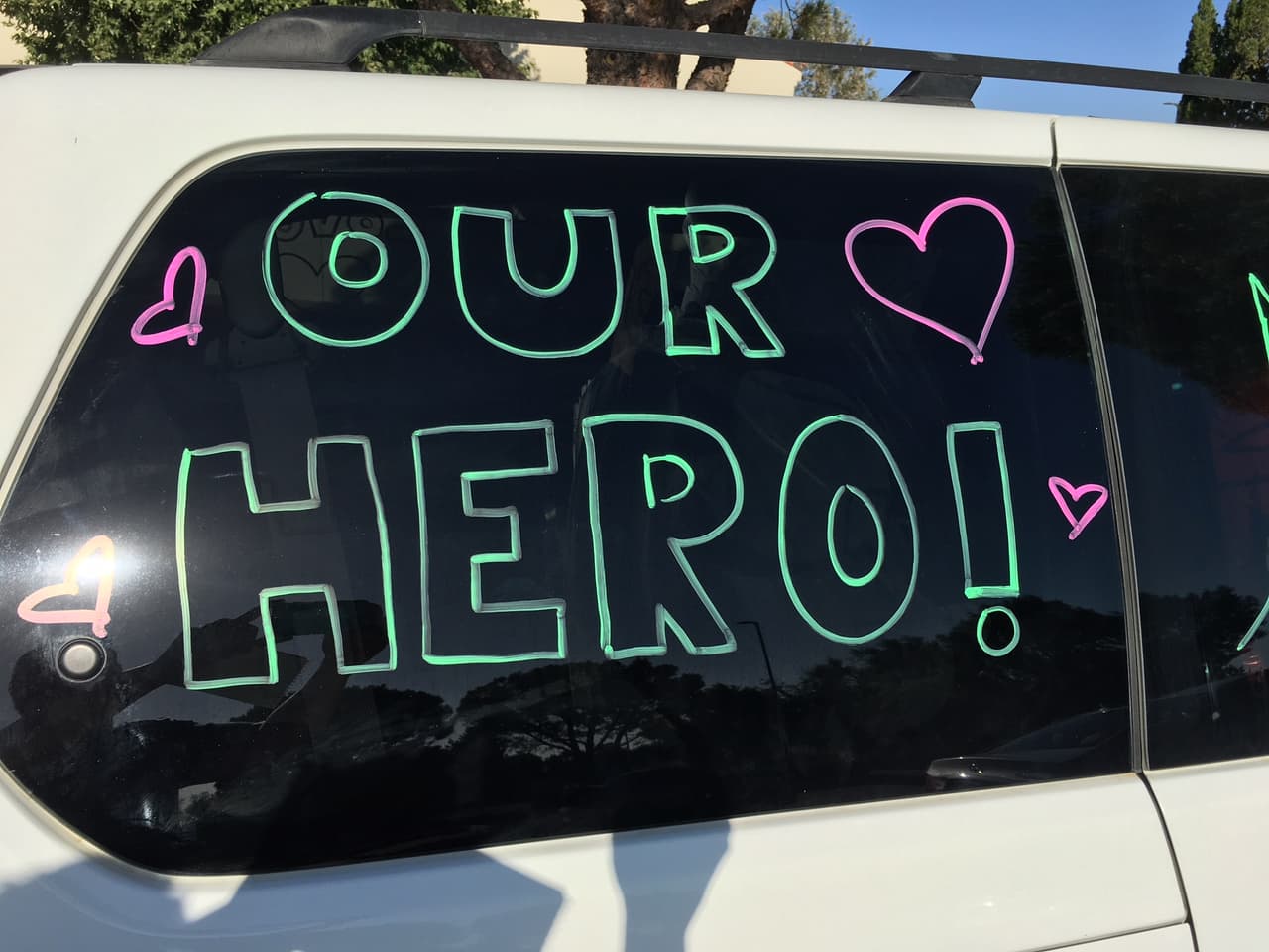 "Nuestro hérore", decía otro de los mensajes escritos en las ventanas de los carros.