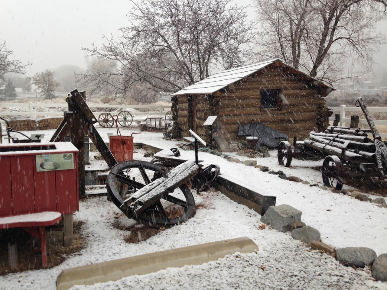 Frazier Park, California, una zona ubicada al sur de las montañas de Bakersfield quedó envuelta en nieve este fin de semana.