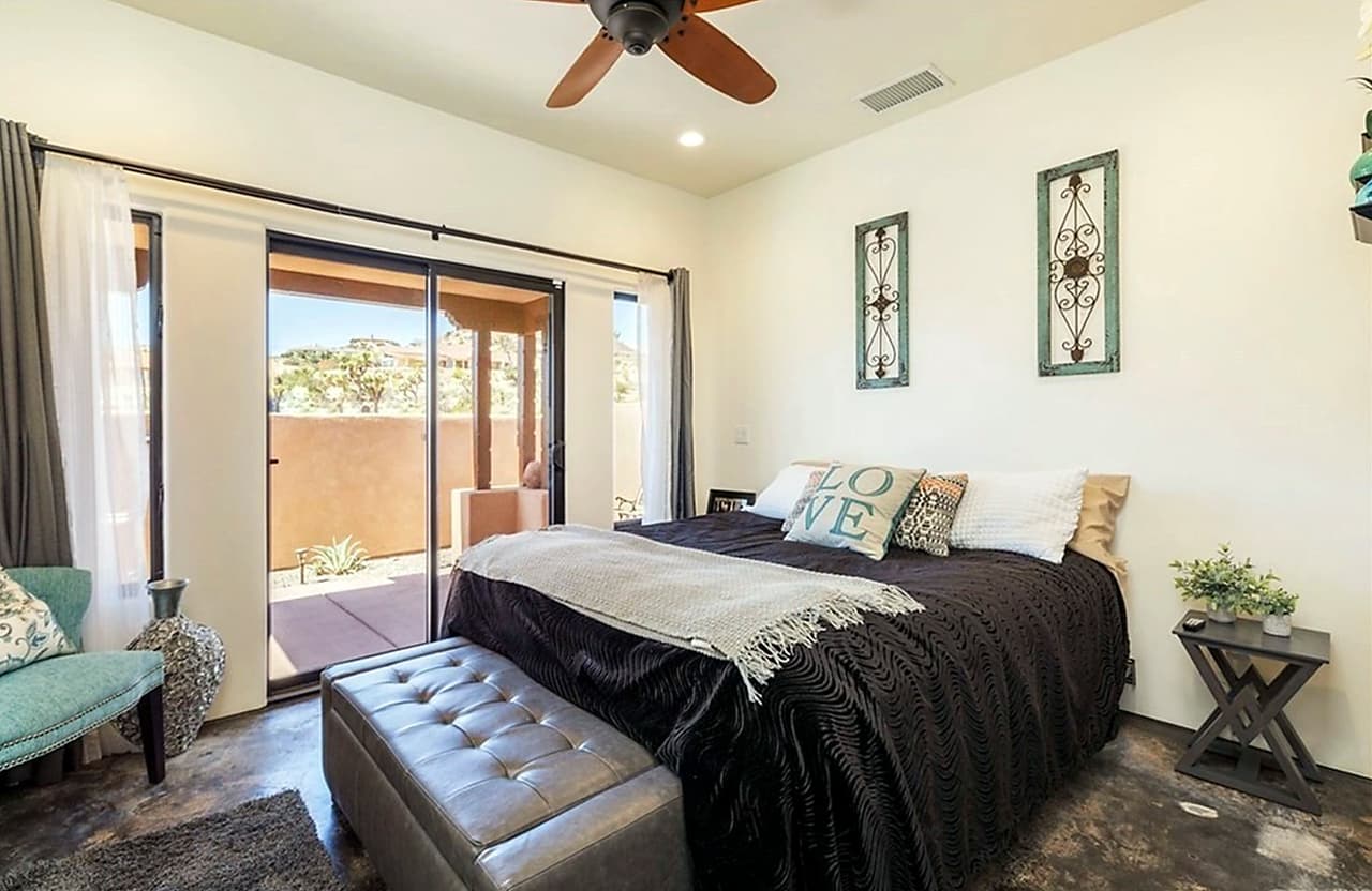 Cada una de las habitaciones cuenta con terraza y un pequeño espacio de estancia.