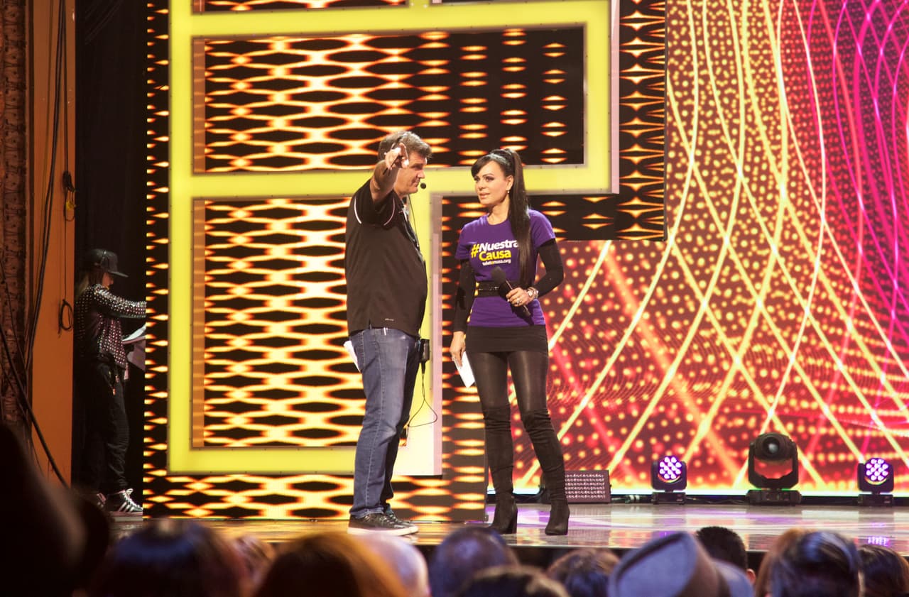 Maribel Guardia alistándose para presentar a su hijo, Julián Figueroa.