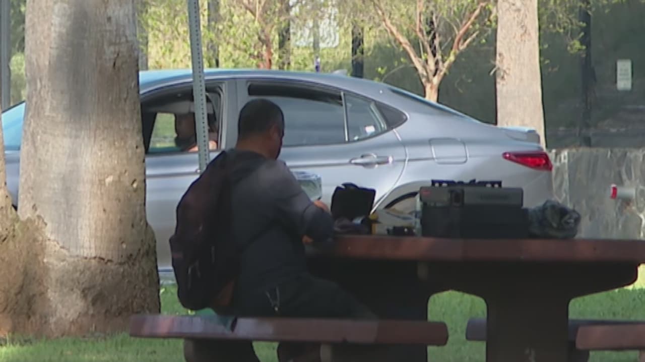 Limpian campamento en Sepúlveda Basin y activistas dicen que la gente sin hogar solo se desplaza