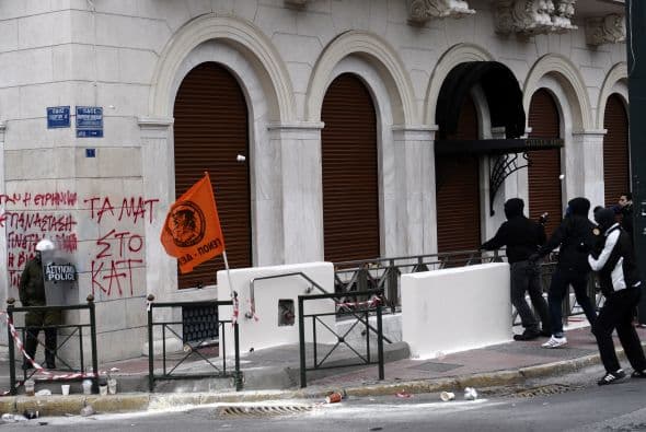 Según fuentes ministeriales, citadas por la prensa en Atenas, el paquete de medidas, prevé nuevas rebajas de salarios, más impuestos y recortes en el sistema sanitario.