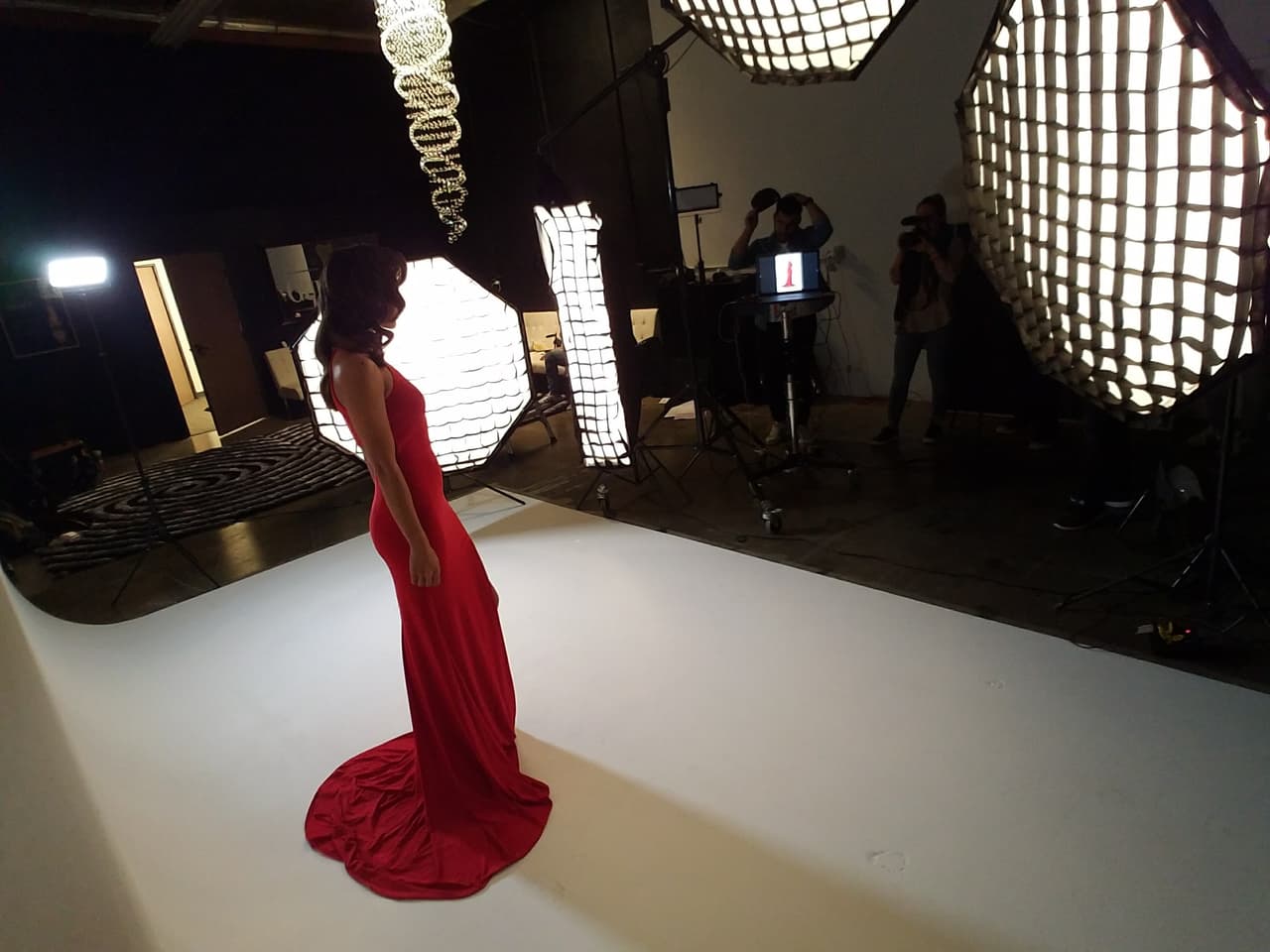 <b><a href="http://www.univision.com/shows/la-reina-de-la-cancion/las-mejores-fotos-de-los-looks-de-alejandra-espinoza-en-la-reina-de-la-cancion-fotos" target="_blank">Alejandra </a></b>llegó con 
<b><a href="http://www.univision.com/shows/la-reina-de-la-cancion/lo-sentimos-alejandra-matteo-y-su-papi-son-dos-gotas-de-agua-fotos" target="_blank">Matteo</a></b> a su primera sesión de fotos desde que vive en Los Ángeles y busca abrirse camino en la actuación. Desde lo natural hasta lo glamoroso, Alejandra jugó con varios estilos para abarcar todo tipo de personajes y llamar la atención de los productores. 
<b><a href="http://www.univision.com/shows/la-reina-de-la-cancion/capitulo-4-alejandra-la-de-tijuana-en-la-los-americanos-la-prefieren-al-natural-para-ellos-mas-es-menos-video" target="_blank">MIRA EL VIDEO</a></b>.