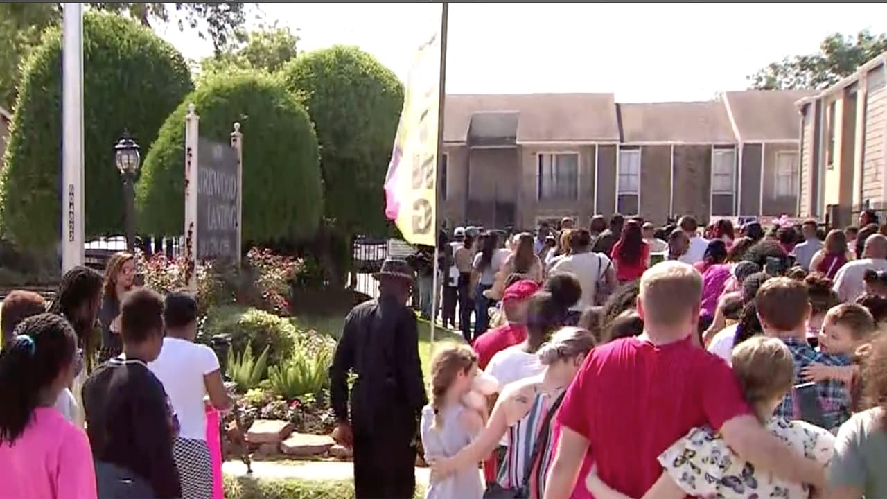 La multitud se reunió en las afueras de los apartamentos donde vivía la niña para rendirle un homenaje y dejar ofrendas de flores y peluches.
