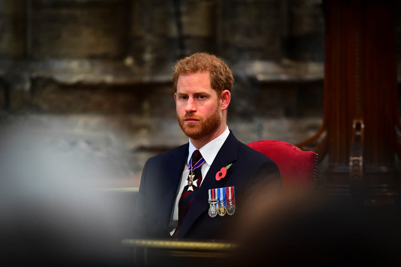 El príncipe Harry se mantuvo atento y tampoco emitió comentarios sobre la 
<b><a href="https://www.univision.com/famosos/esto-es-lo-que-sabemos-de-la-mudanza-de-meghan-markle-el-principe-harry-y-su-bebe-a-africa-fotos" target="_blank">posible mudanza de él, Meghan y el bebé a África</a></b>.