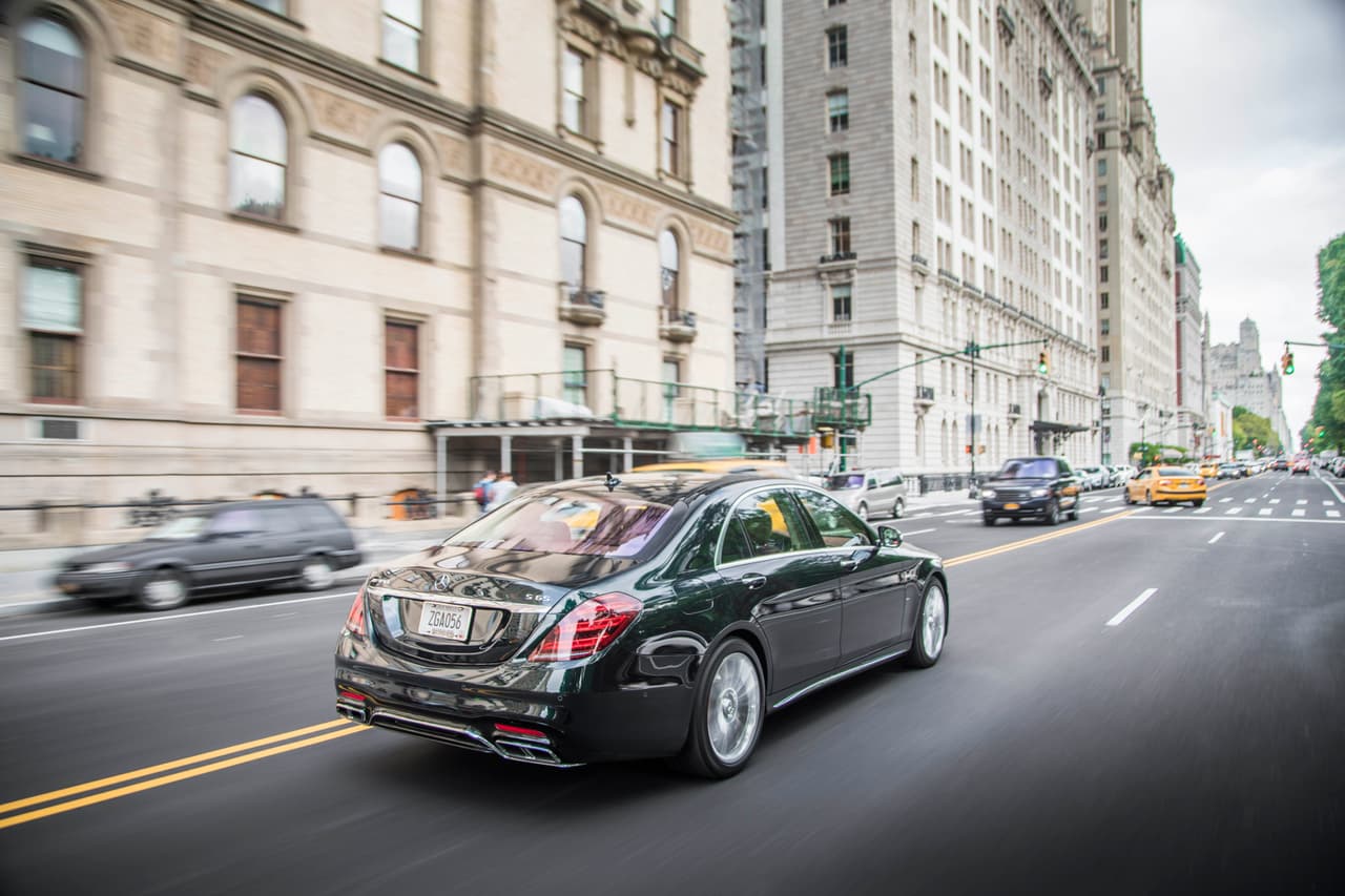 El Mercedes-AMG S65 cuenta con la función Drive Pilot que utiliza una serie de sensores y cámaras para que el vehículo pueda obtener una 'imagen' de sus alrededores cambiante en tiempo real a fin de que el conductor la pueda accionar dicha función cuando quiera. El control de crucero adaptable hace uso de los mapas a fin de adaptarse a las situaciones en la vía. Por ejemplo aminora la velocidad al acercarse a redomas, esquinas y semáforos. Drive Pilot también es capaz de cambiar de canal con solo accionar las luces de cruce, lo cual hizo sin ningún problema o drama, aunque no le gusta que retires las manos de volante, lo cual es aún un requerimiento del que los abogados de Mercedes-Benz no están listos a abandonar.