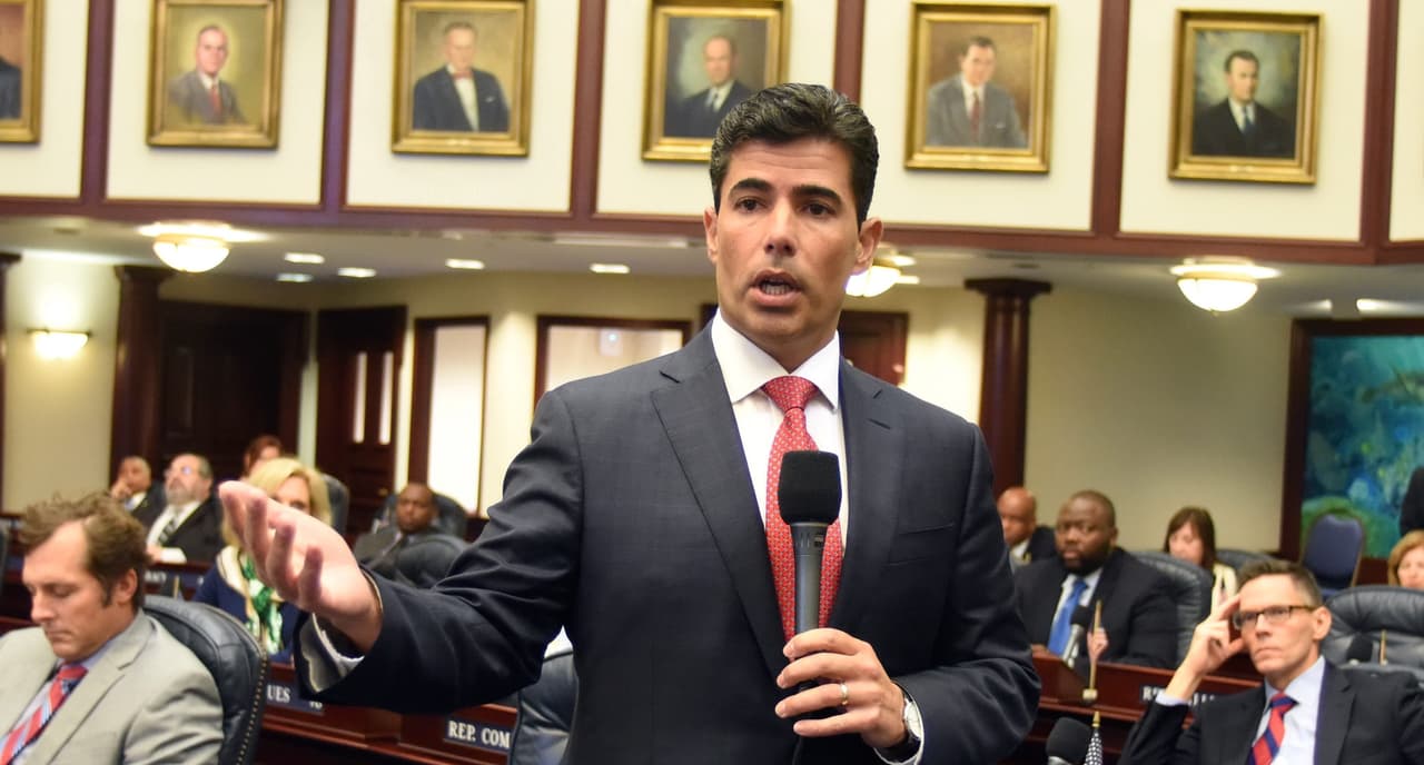 El latino que pudo haber frenado la draconiana ley antiinmigrante de Florida y no lo hizo