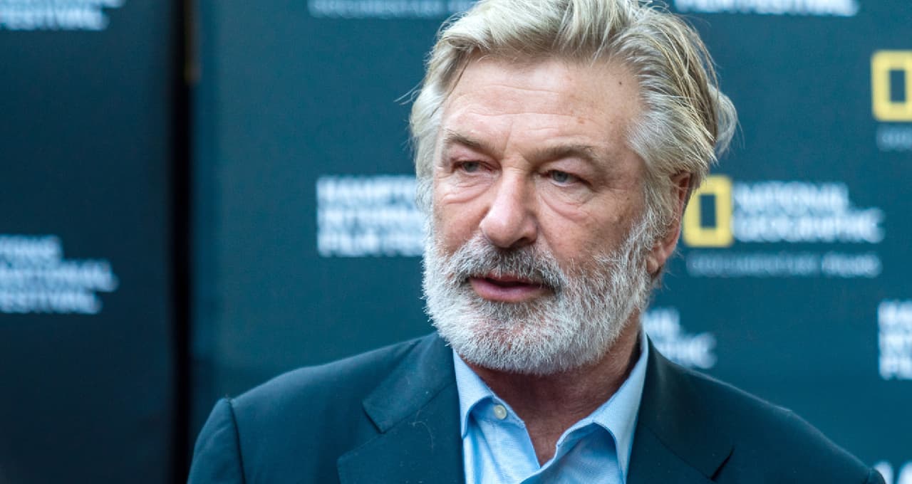 Alec Baldwin es acusado de nuevo por la muerte de Halyna Hutchins en el rodaje de 'Rust'