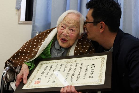 Desde hace 18 años, Okawa vive en un hogar de retiro donde tiene muy pendiente sus necesidades. De acuerdo con el encargado del hogar de retiro Kurenai, Tomohito Okada, la señora Okawa hace sus tres comidas al día y duerme ocho horas por las noches.