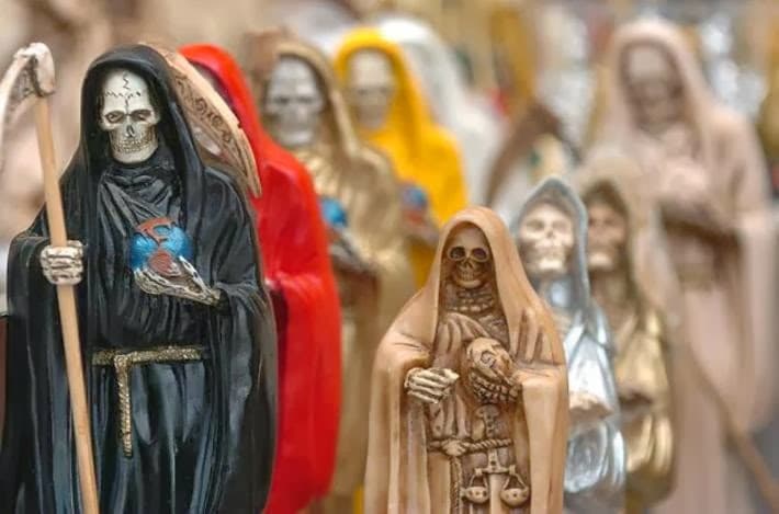 Sus seguidores indican que el color de la túnica esconde el verdadero deseo de quien pide la intercesión de la figura cadavérica.