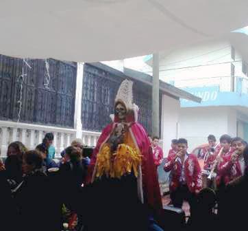 Una túnica roja se le coloca cuando se pide por amor.