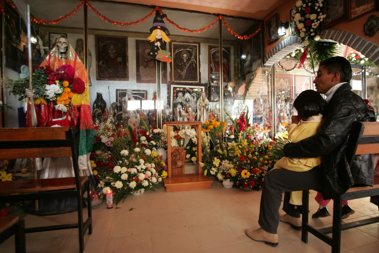 Un grupo de expertos mexicanos previnieron sobre los peligros de esta devoción. Explicaron que esta creencia es incompatible para los católicos porque no tiene nada que ver con el mensaje cristiano.