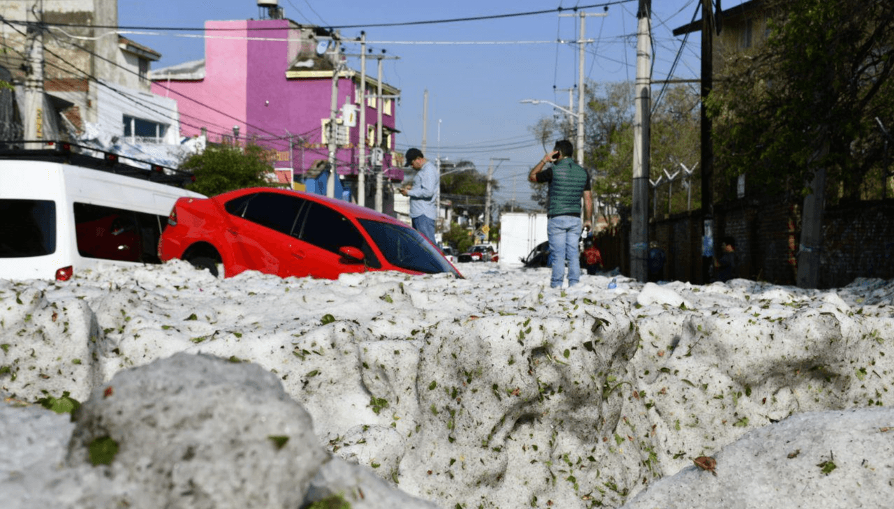 En pleno verano, tormenta con granizo despierta a habitantes de Guadalajara causando serios daños en la vía pública.

