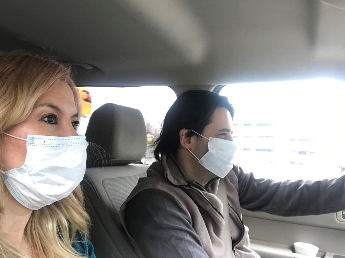 El equipo de A Tu Lado, Berenice Gartner y Pablo Traverso, de camino al centro de ayuda comunitario donde la Guardia Nacional reparte comida a los afectados por el brote de coronavirus en New Rochelle, en el condado de Westchester.