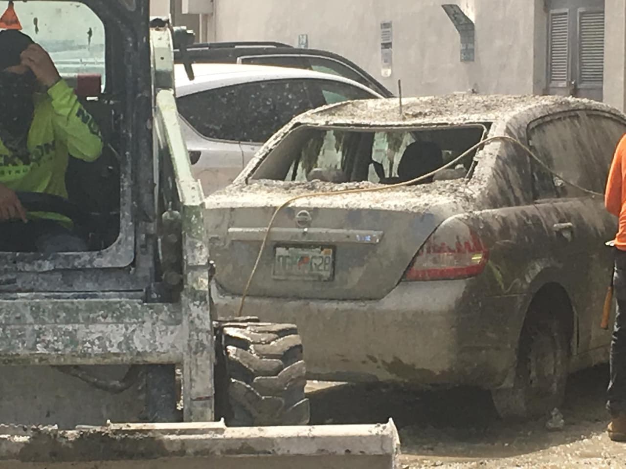 “Estaba dentro del banco cuando sentimos el estruendo y salimos. Es cuando encuentro que mi auto está en pérdida total”, comentó Oneida Molina, una de las daminificadas. 
<br>