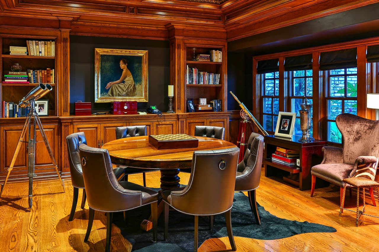 Su estudio y cuarto de juegos, en donde podemos ver otros detalles íntimos de su vida, como ese cuadro al fondo, portarretratos con fotos de la boda de su hermana, con sus mellizos y un par de telescopios.