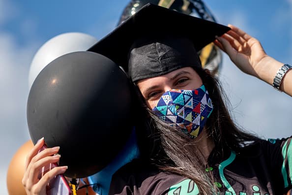 Aunque tenga un tapaboca no se puede ocultar la sonrisa.