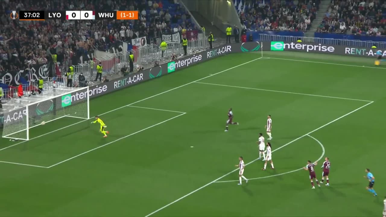 ¡Gol del West Ham! Craig Dawson silencia Lyon y pone el 0-1