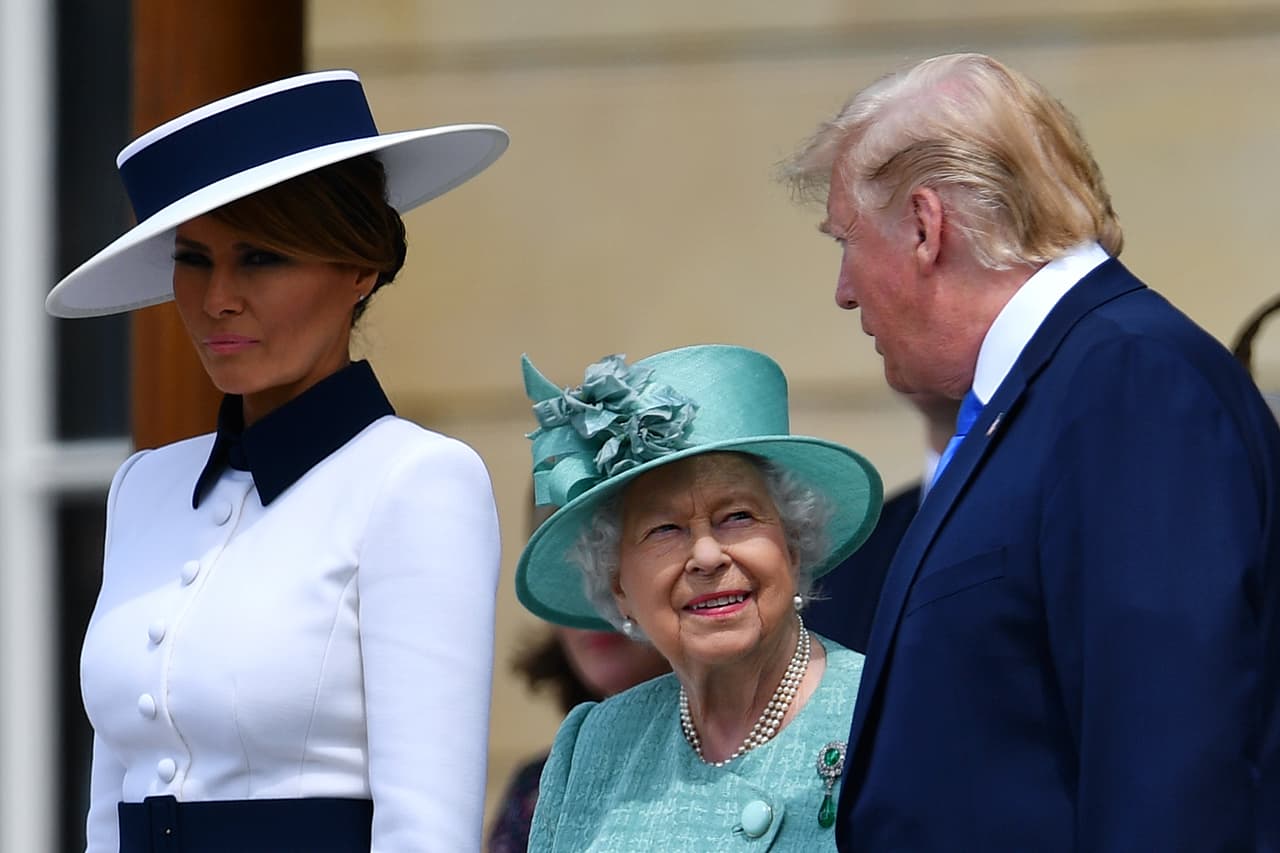 La reina Isabel II en el centro, da la bienvenida al presidente Donald Trump y a la primera dama Melania Trump.
<br>