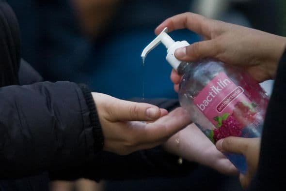 Una de las medidas sanitarias es usar gel antibacterial, aunque los expertos recomiendan que sea con agua y jabón.