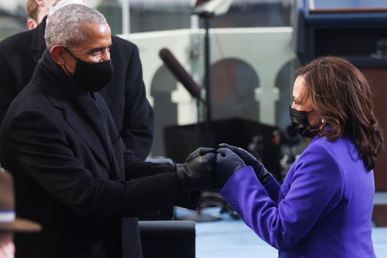 El saludo de Barack Obama a la nueva vicepresidenta, Kamala Harris.